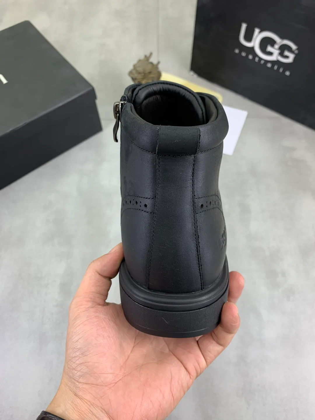 Men's shoes 💰P620 [New style] 💰 🆘 "Real wool" [UGG] 👉The popular men's shoes are synchronized with the official website 🔰The quality [proud] is not comparable to the imitations in the general market 🌀The upper is imported Italian frosted cowhide, and the lining: foot pads 🅰️Grade 🐑Real wool👻Only Grade A can show the effect The hand feels smooth and delicate 🔱The shoe shape is grand, only the factory can do it 🎄The perfect toughness of the original outsole 👻⬛️ can allow customers to say goodbye to one-time consumption. Real wool lining, super warm. Brown and gray available. Size: 38-44
